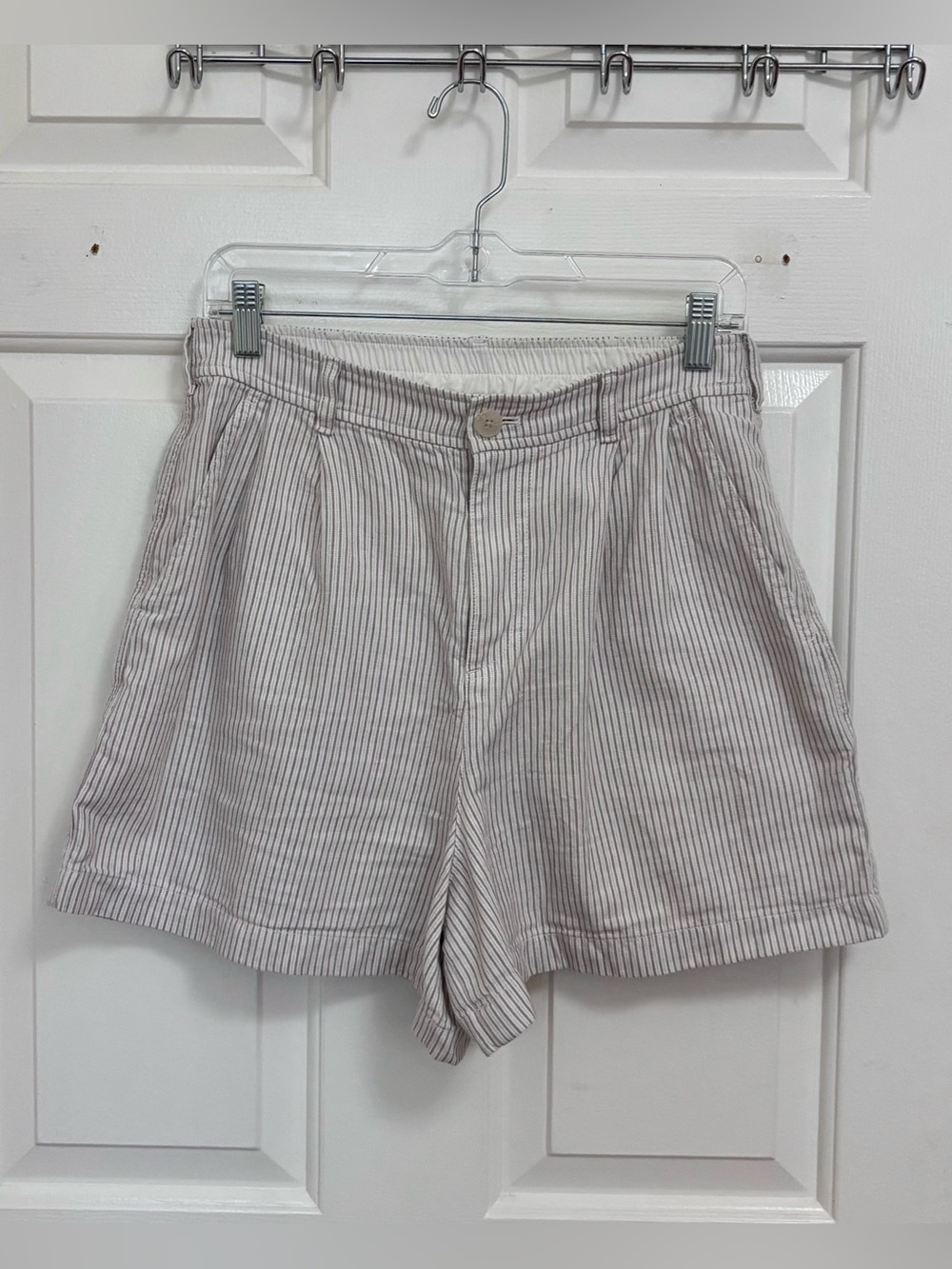 Uniqlo White Khaki Pinstripe Linen Cotton Shorts in size medium